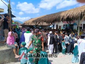 Babinsa Desa Bungaya Kangin bersama Bhabinkamtibmas, Banser, Satkam, dan Linmas laksanakan pengamanan pawai Taaruf.