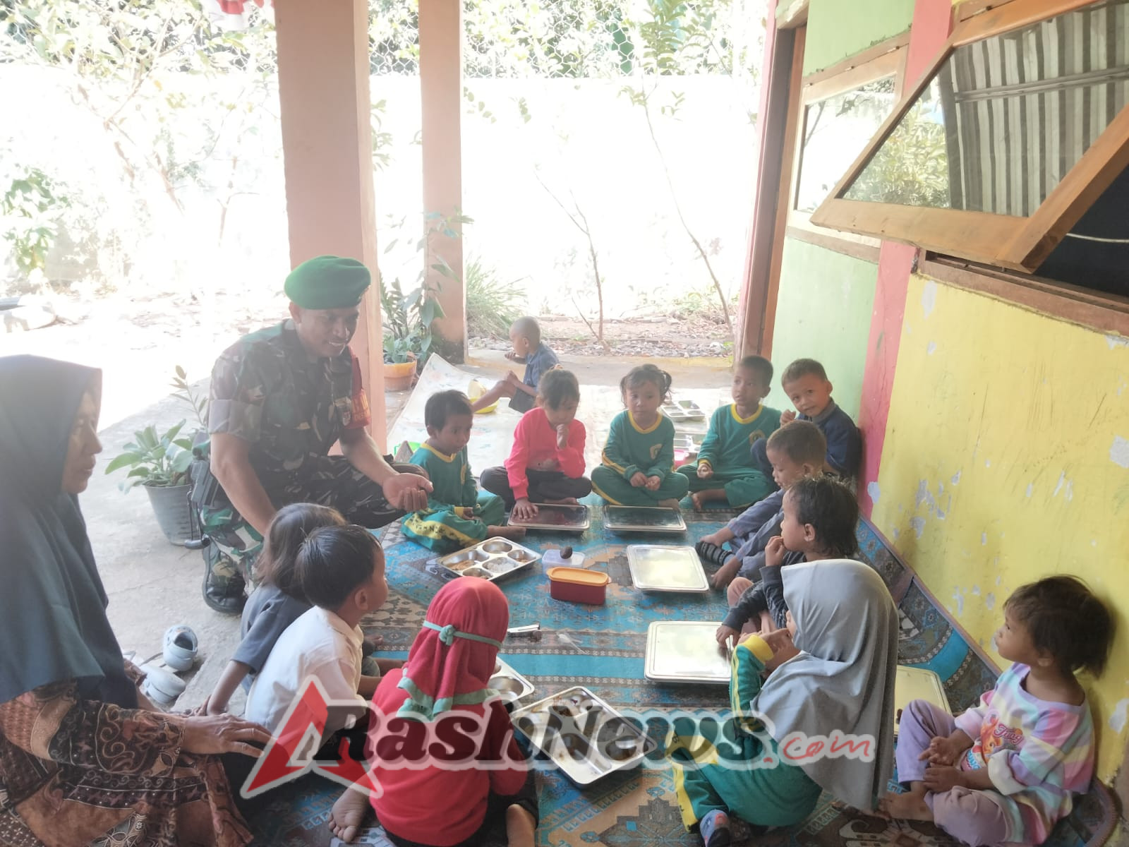 Sertu Syarif Hidayat Hadir Kawal Program MBG di Desa Naru Kecamatan Sape