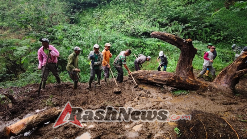 Memastikan dampak kerusakan dan kondisi para korban, Dandim 1623/Karangasem terjun langsung kelapangan tinjau lokasi tanah longsor.