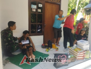 Bukti Nyata TNI Cinta Rakyat, Anggota Koramil Dawan Gendong Warga Lumpuh Terima Bantuan