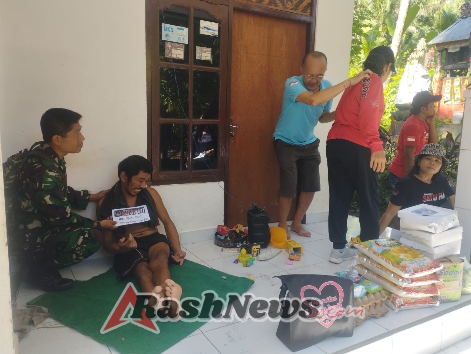 Bukti Nyata TNI Cinta Rakyat, Anggota Koramil Dawan Gendong Warga Lumpuh Terima Bantuan
