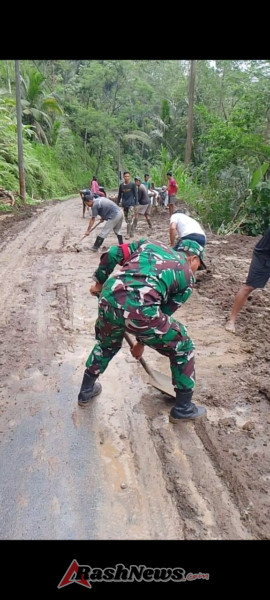 Babinsa 1623-06/Selat bersama warga melaksanakan gotong royong tangani material longsor.