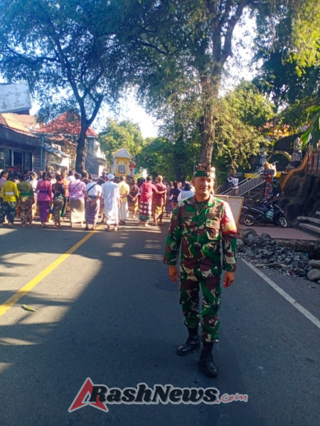 Babinsa Banjar Tegal Amankan Upacara Ngaben Warga Pasek