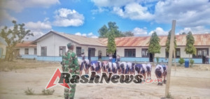 Jelang HUT TNI ke-80, Babinsa Lewa Fokus Latih Baris Berbaris Pelajar