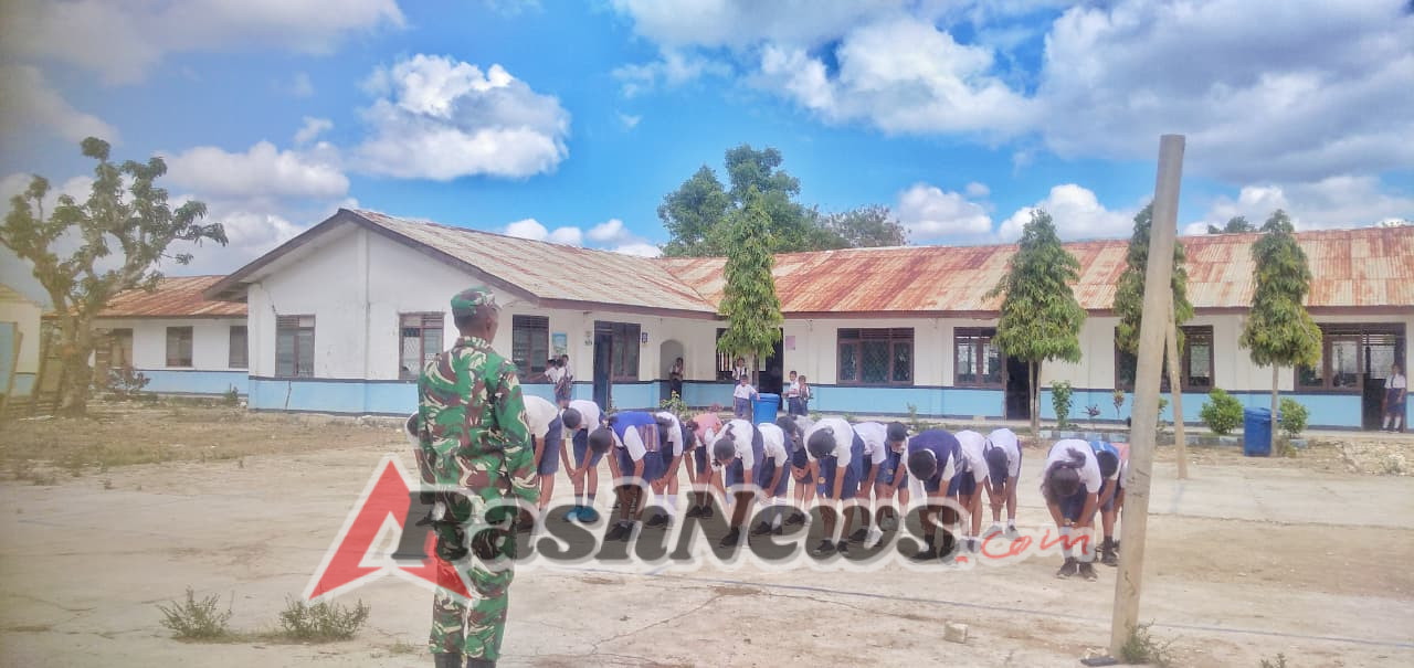 Jelang HUT TNI ke-80, Babinsa Lewa Fokus Latih Baris Berbaris Pelajar