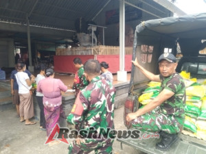 Koramil 1623-06/Selat laksanakan penjualan beras SPHP di lokasi Pasar tradisional dalam rangka HUT TNI ke-80.