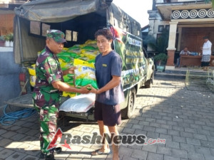 Babinsa Sulanyah Dampingi Penyaluran Bantuan Beras kepada 200 Warga Kurang Mampu