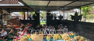 Kodim 1626/Bangli Tingkatkan Spiritual Prajurit Lewat Persembahyangan Hari Saraswati di Pura Pujangga Sakti