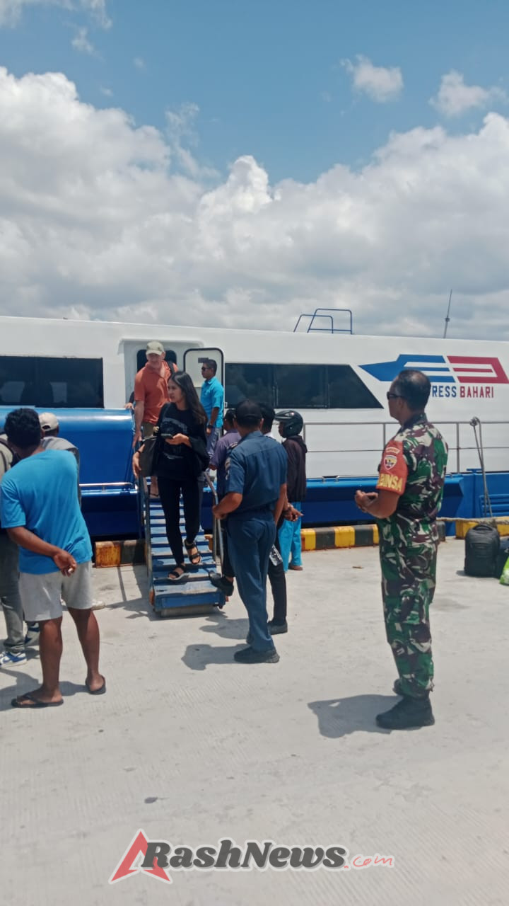 Babinsa Koramil 1627-01/Ba’a Pantau Arus Kapal Penumpang EXPRES BAHARI 8E di Pelabuhan Ba’a