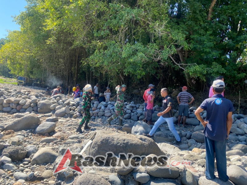 Babinsa Koramil Satarmese Bersama Warga Gotong Royong Perbaiki Saluran Irigasi yang Rusak di Desa Legu