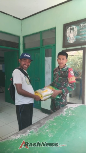 Babinsa Gelar Penjualan Beras SPHP di Rote Barat Daya, Harga Rp60 Ribu per Kemasan