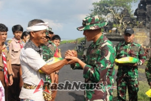 Kodim Tabanan Gelar Aksi Sosial, Bagikan Beras Kepada Masyarakat Desa Kelating