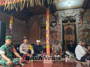 Babinsa Temesi Perkuat Sinergitas dengan Masyarakat dalam Kegiatan Adat
