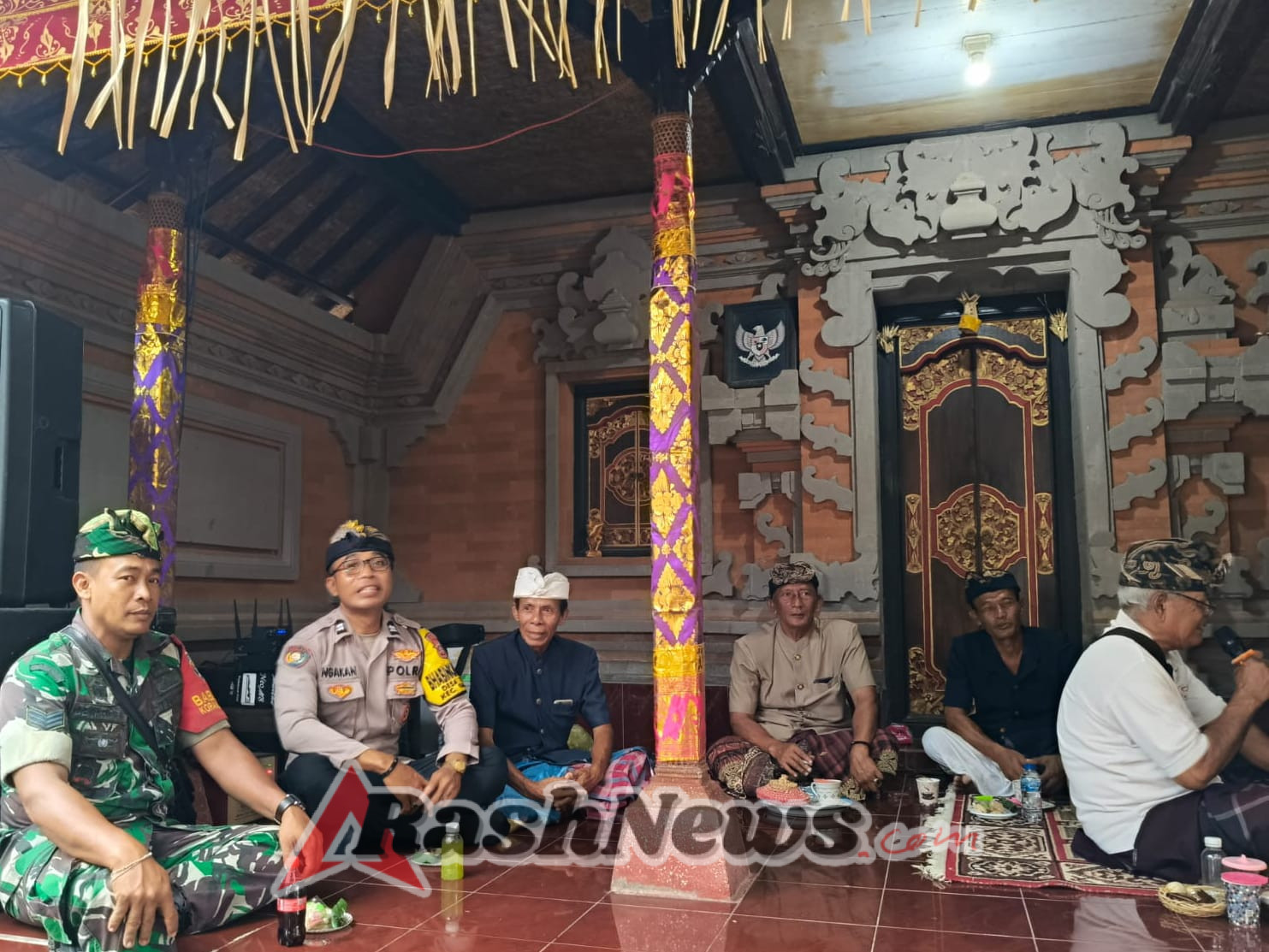 Babinsa Temesi Perkuat Sinergitas dengan Masyarakat dalam Kegiatan Adat