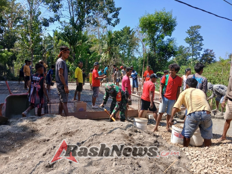 TNI dan Warga Bersatu, Bangun Rumah Bersama di Desa Laboya Bawa Kecamatan Lamboya