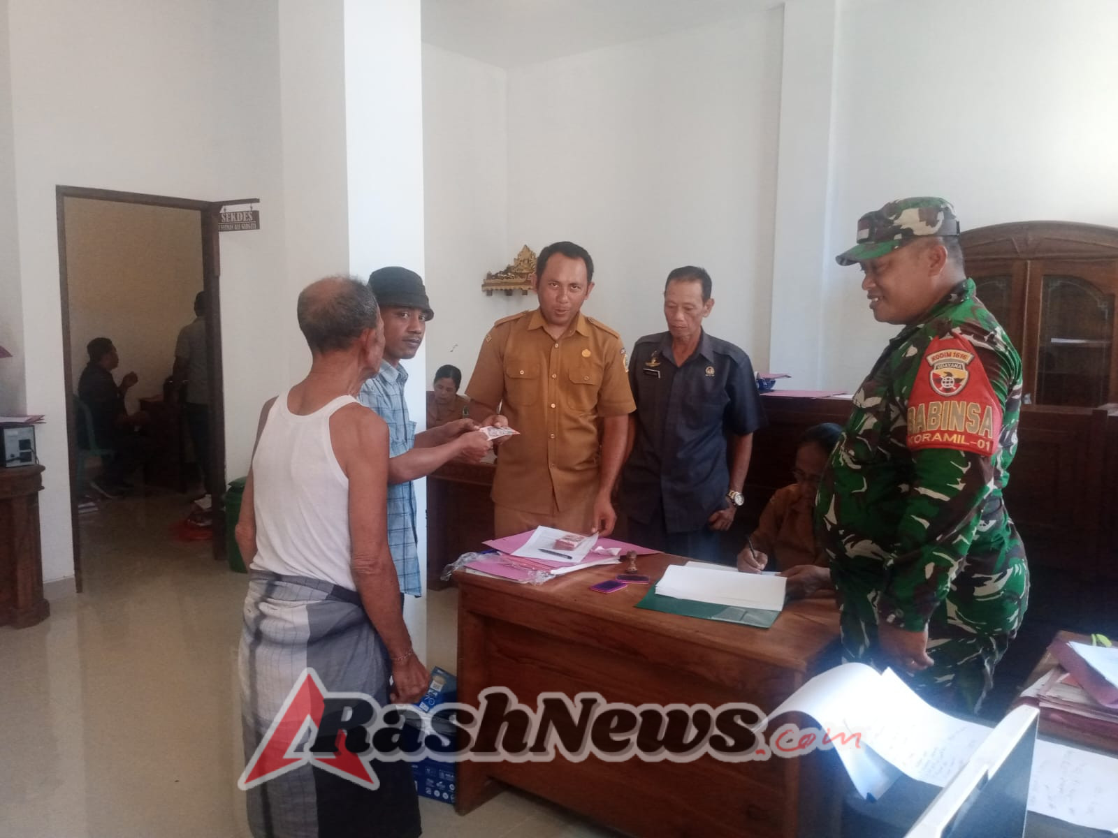 Babinsa Kawal Penyaluran Rp300 Ribu untuk 33 Penerima BLT Desa Sumita