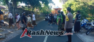 Babinsa Desa Panji Tegakkan Kemanunggalan TNI-Rakyat Lewat Pengamanan Upacara Adat