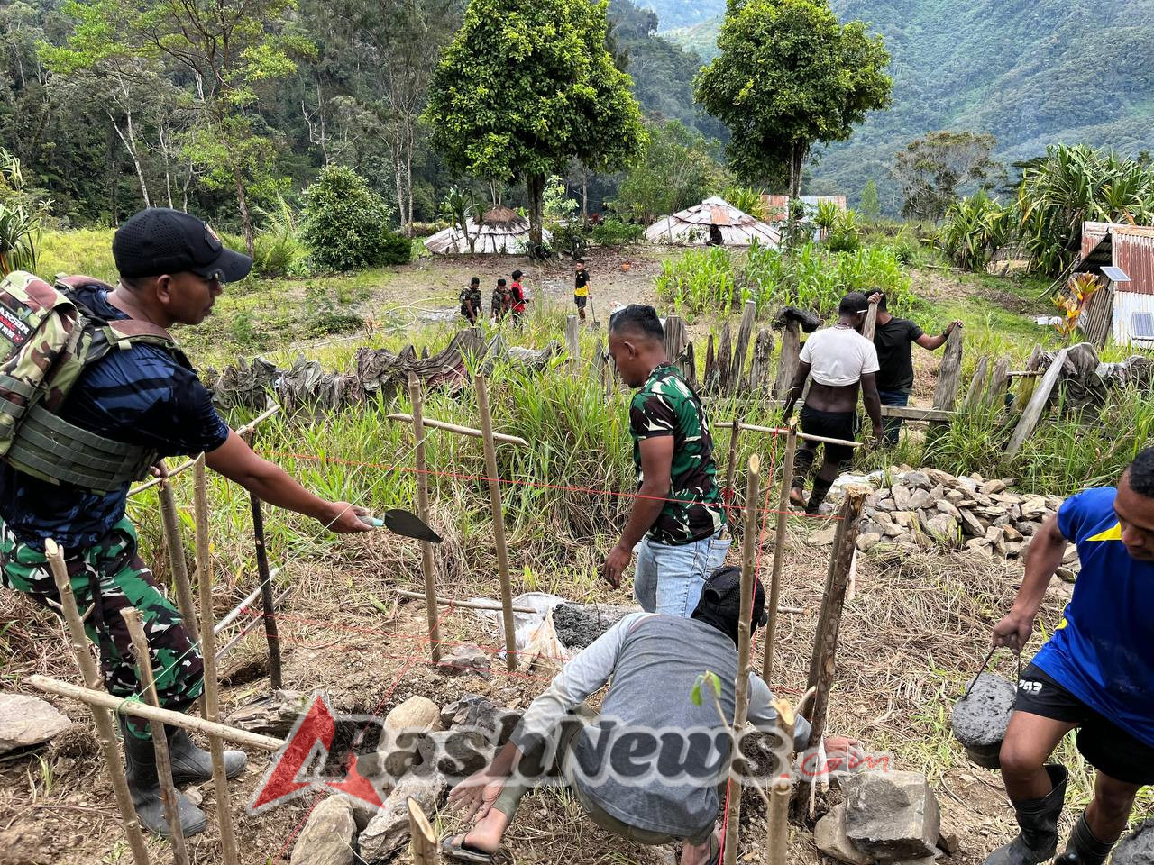 Manunggal Air Di Papua Satgas Yonif 743/PSY dan Masyarakat Tirineri Bergandeng Tangan Bangun Sumber Air Bersih