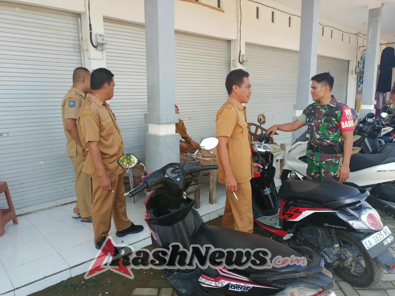 Babinsa Koramil 1628-03/Seteluk  Dukung Program Penerangan Jalan Demi Kenyamanan Warga