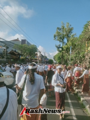 Wujud Kepedulian Babinsa, Dukung Kelancaran Upacara Pejenukan Pura Padang Tegal