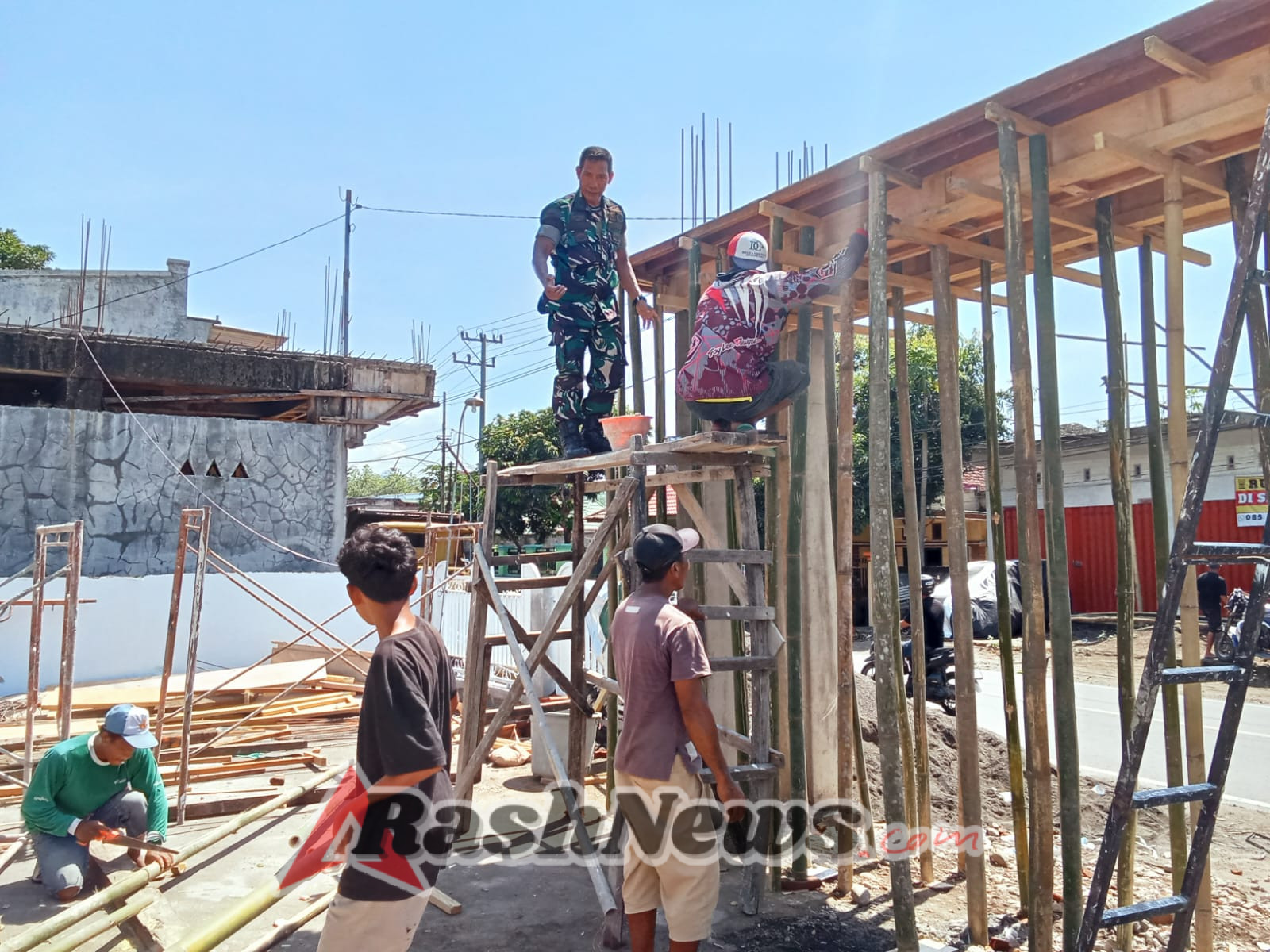 Gotong Royong Warga Mangge, Masjid Nurul Hidayah Makin Indah