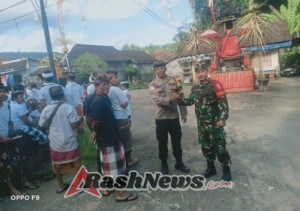 Berikan rasa aman dan nyaman, Babinsa 1623-05/Manggis amankan upacara keagamaan.