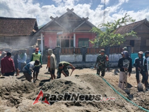 Semangat Kebersamaan TNI dan Masyarakat Terwujud di Pengecoran Dak Masjid Al-Falah