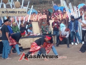 Kolaborasi TNI dan Masyarakat di Pawai Budaya Desa Ntori Kecamatan Wawo