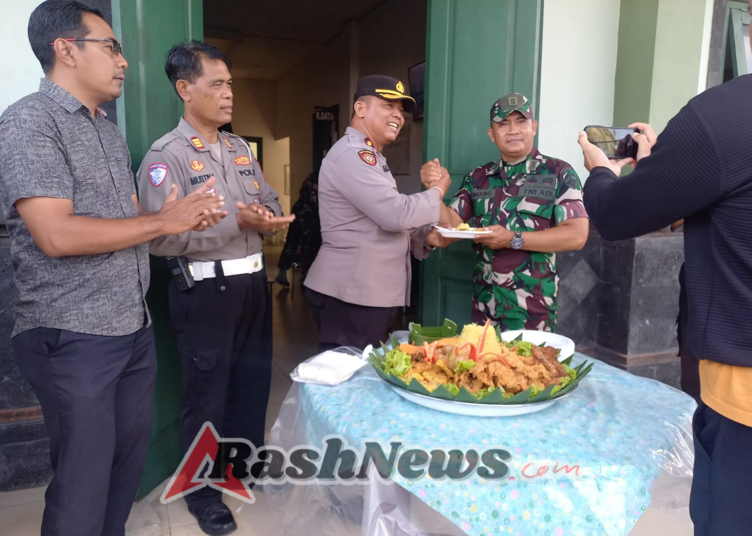 Kapolsek Mengwi Kunjungi Koramil 1611-04/Mengwi dalam Rangka Perayaan HUT TNI ke-80