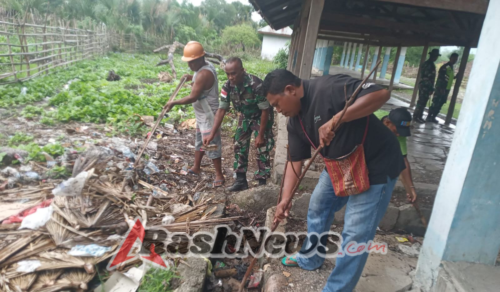 TNI dan Masyarakat Bersatu, Babinsa Gelar Aksi Nyata Jaga Kebersihan di Biboki Anleu