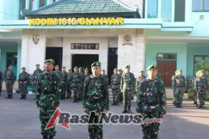 Mayor Inf I Gede Astawa Pimpin Upacara Pengibaran Bendera di Makodim Gianyar