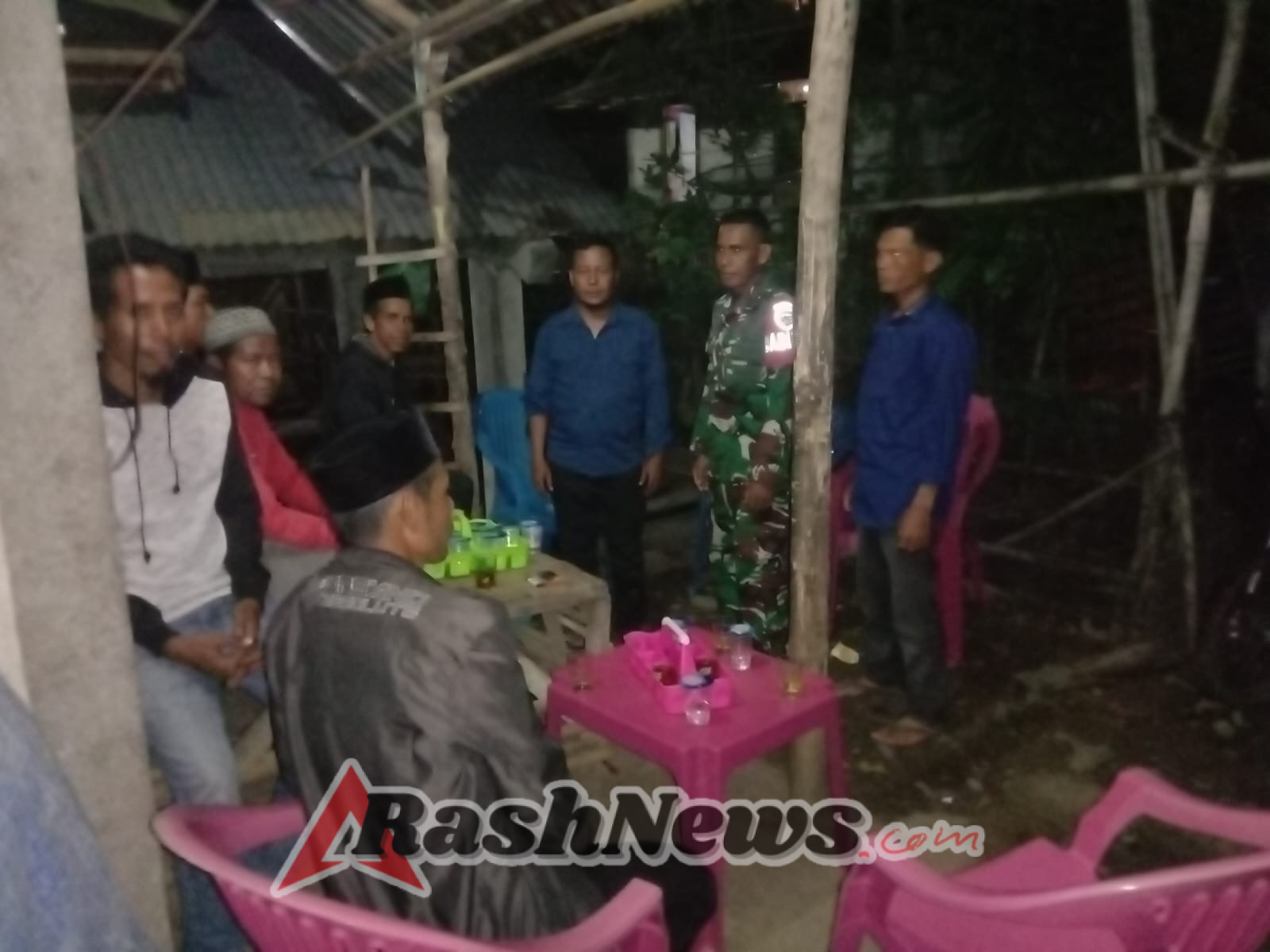 Ronda Malam Jadi Ajang Keakraban Babinsa dan Warga Serakapi, Wujud Sinergi TNI dengan Rakyat