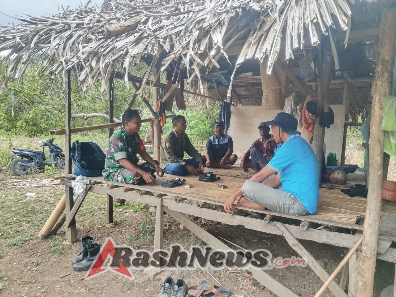 Babinsa Kodim 1602/Ende Perkuat Sinergi dengan Masyarakat Desa Kobalebha Lewat Pamwil dan Komsos