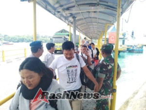 Upaya jaga kamtibmas, anggota jajaran Kodim 1623/Karangasem bersama instansi terkait periksa KTP Penumpang.