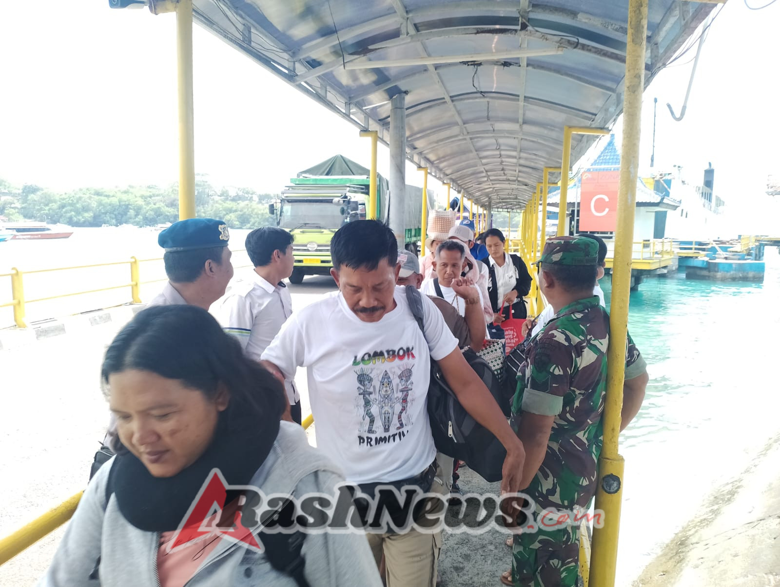 Upaya jaga kamtibmas, anggota jajaran Kodim 1623/Karangasem bersama instansi terkait periksa KTP Penumpang.