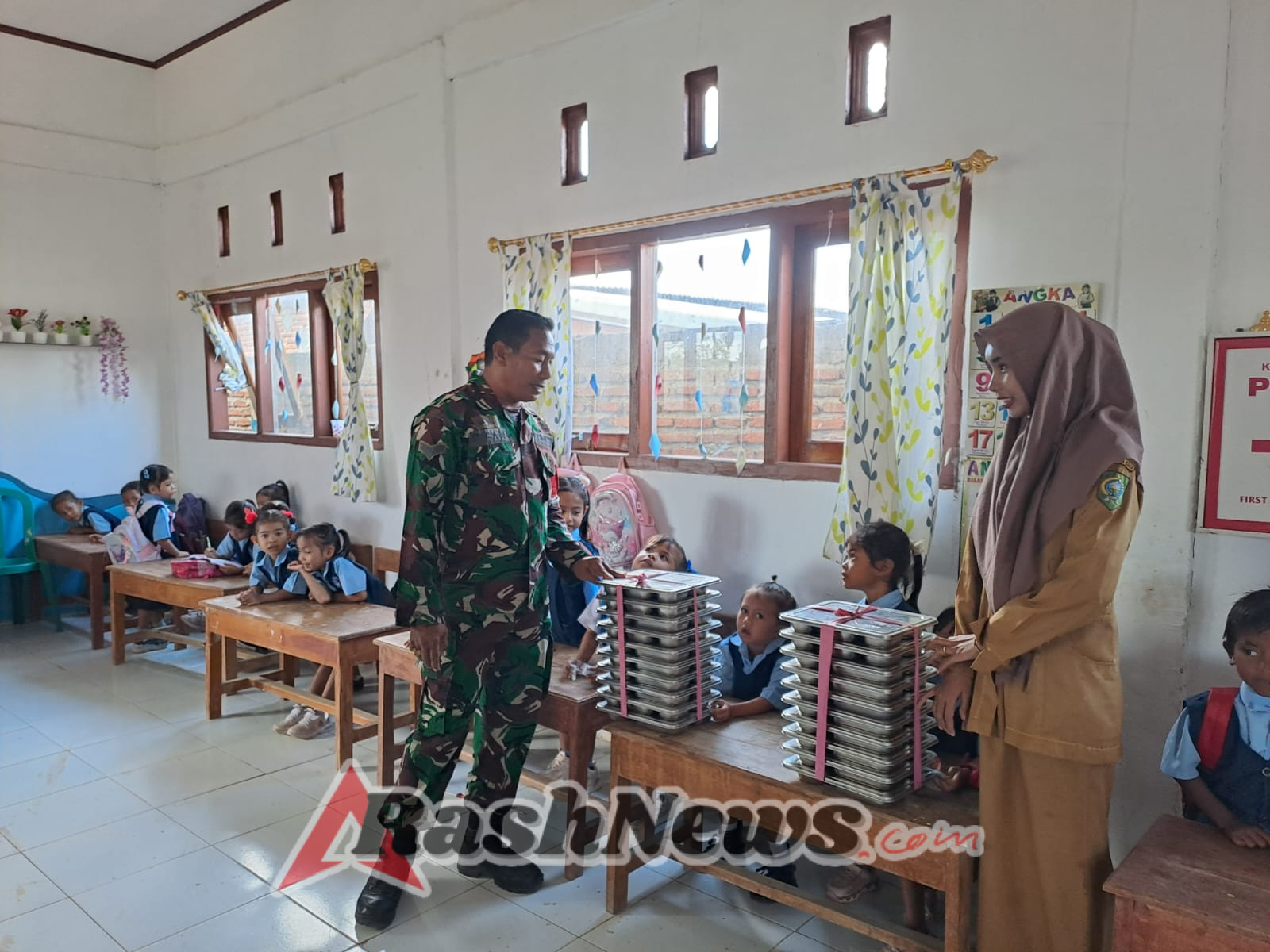 Serda Irfan Pantau Langsung Distribusi Paket Makan Bergizi untuk Warga Desa Bugis