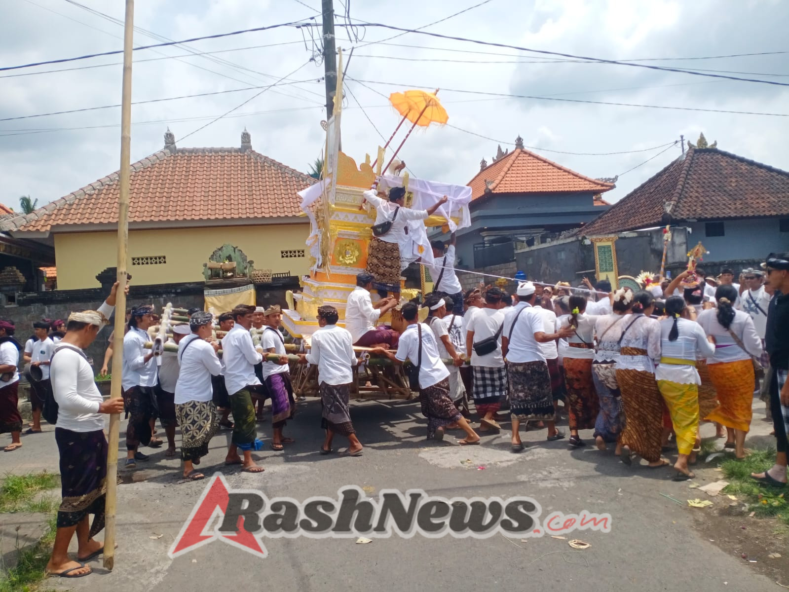 Babinsa Tunjukkan Kepedulian Terhadap Tradisi Leluhur Melalui Pengamanan Upacara Ngaben