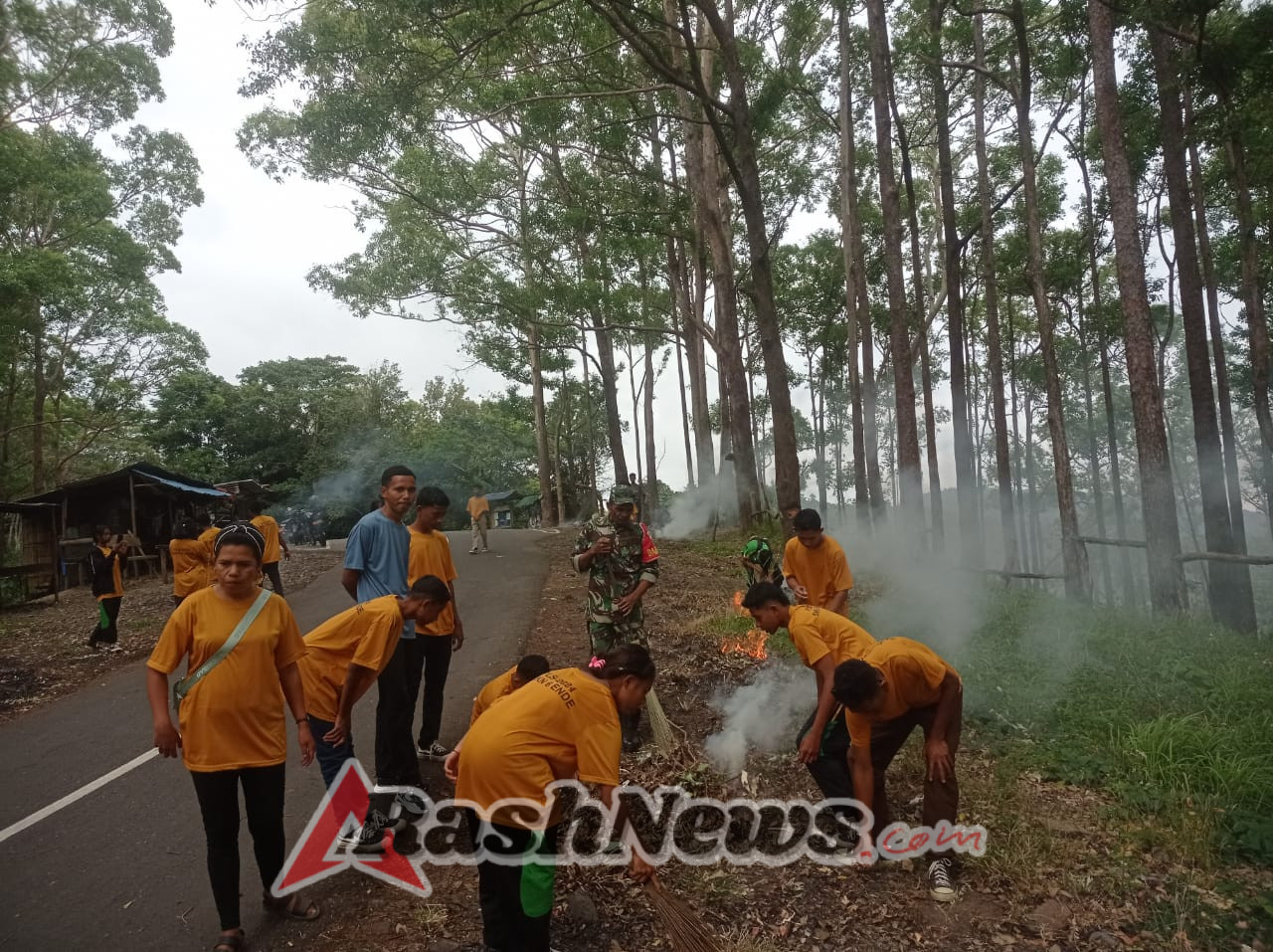 Babinsa Koramil 1602-04 Gelar Karya Bhakti Bersama Pelajar SMKN 6 Ende di Detukeli