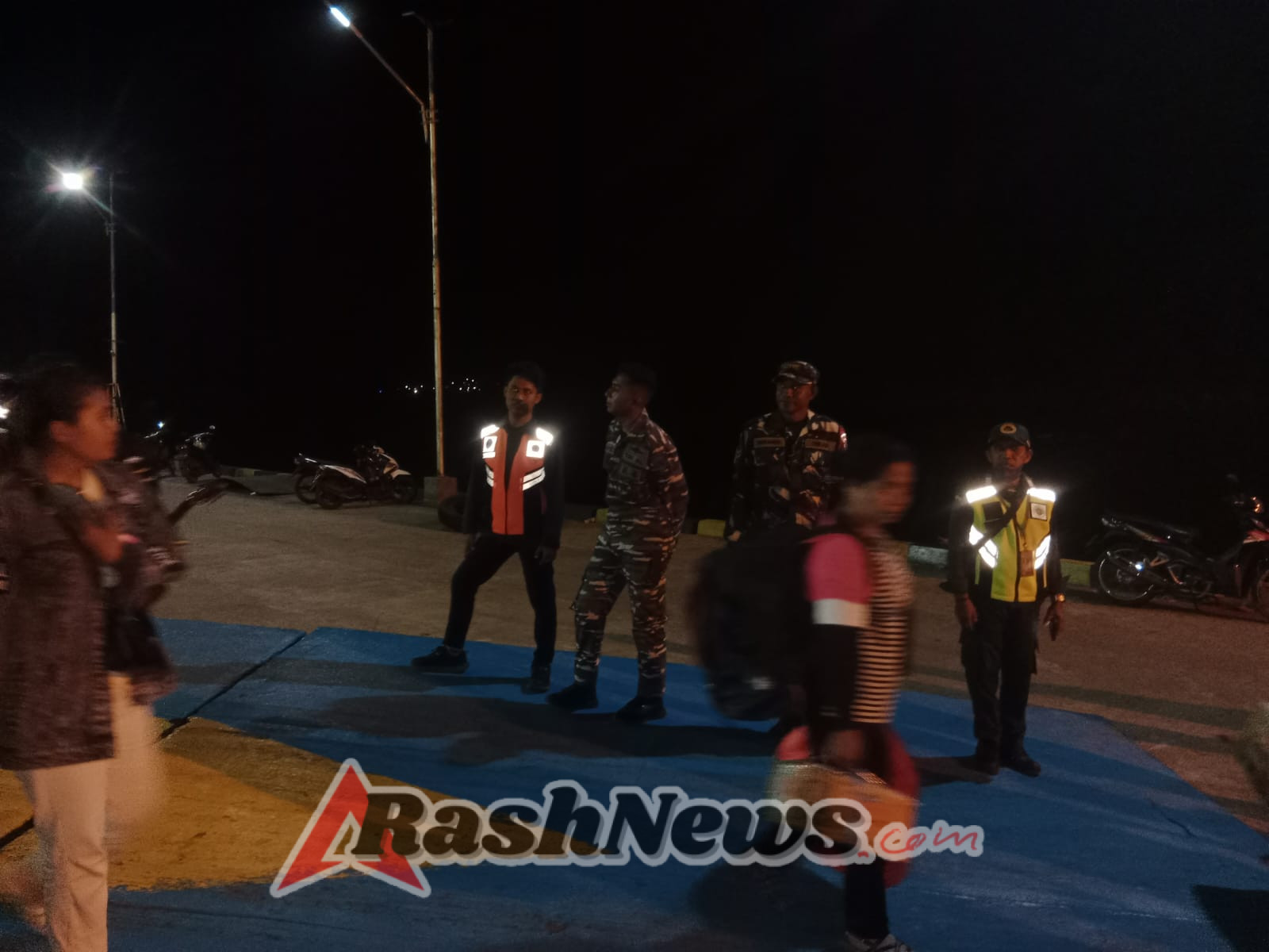 Wujud Kemanunggalan TNI Rakyat, Babinsa Ende Kawal Aktivitas Bongkar Muat di Pelabuhan IPPI