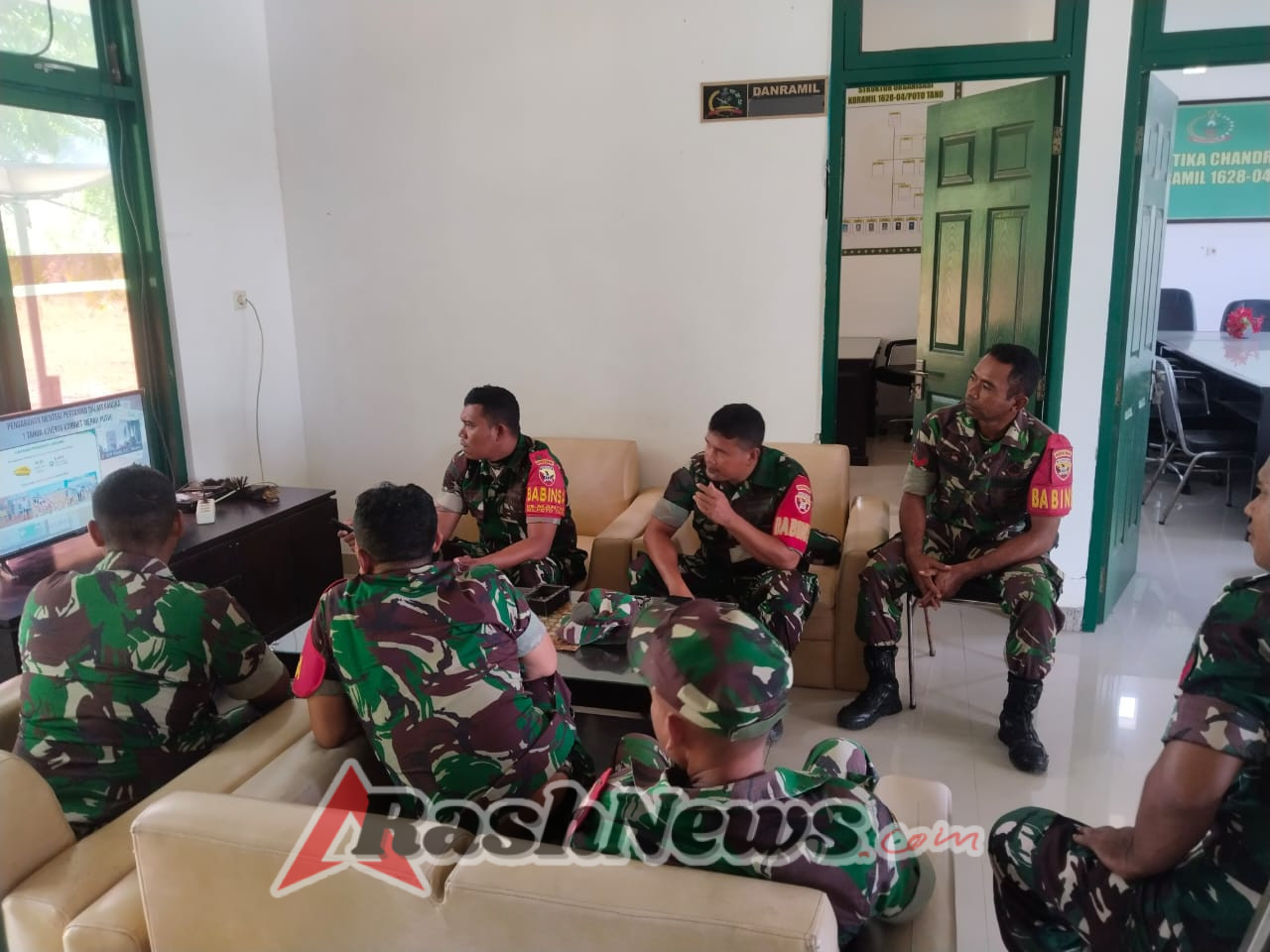 Semangat Merah Putih di Bidang Pertanian, Koramil Poto Tano Gelar Nonton Bareng