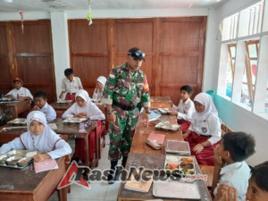 Babinsa Kalabahi Timur Dampingi Program Makan Sehat Bergizi untuk Anak Sekolah dan Ibu Hamil