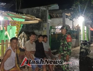 Ronda Malam Babinsa Parado Rato Kampanyekan Ketertiban dan Larangan Pemblokiran Jalan