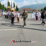TNI Hadir di Tengah Masyarakat: Babinsa Payangan Kawal Upacara Suci di Ulun Danu Beratan