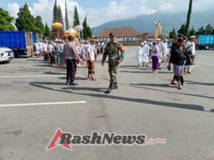 TNI Hadir di Tengah Masyarakat: Babinsa Payangan Kawal Upacara Suci di Ulun Danu Beratan
