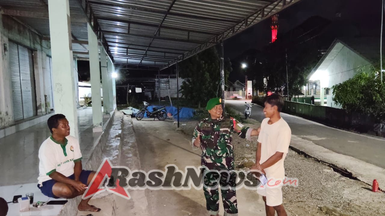 Patroli Rutin Babinsa Sekongkang Pererat Komunikasi TNI dengan Masyarakat