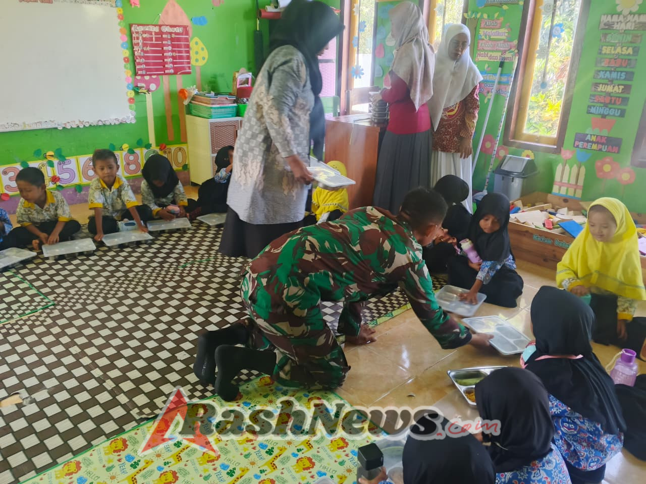 Pendampingan Makan Bergizi Gratis, Babinsa Desa Moteng Ajak Anak Hidup Sehat