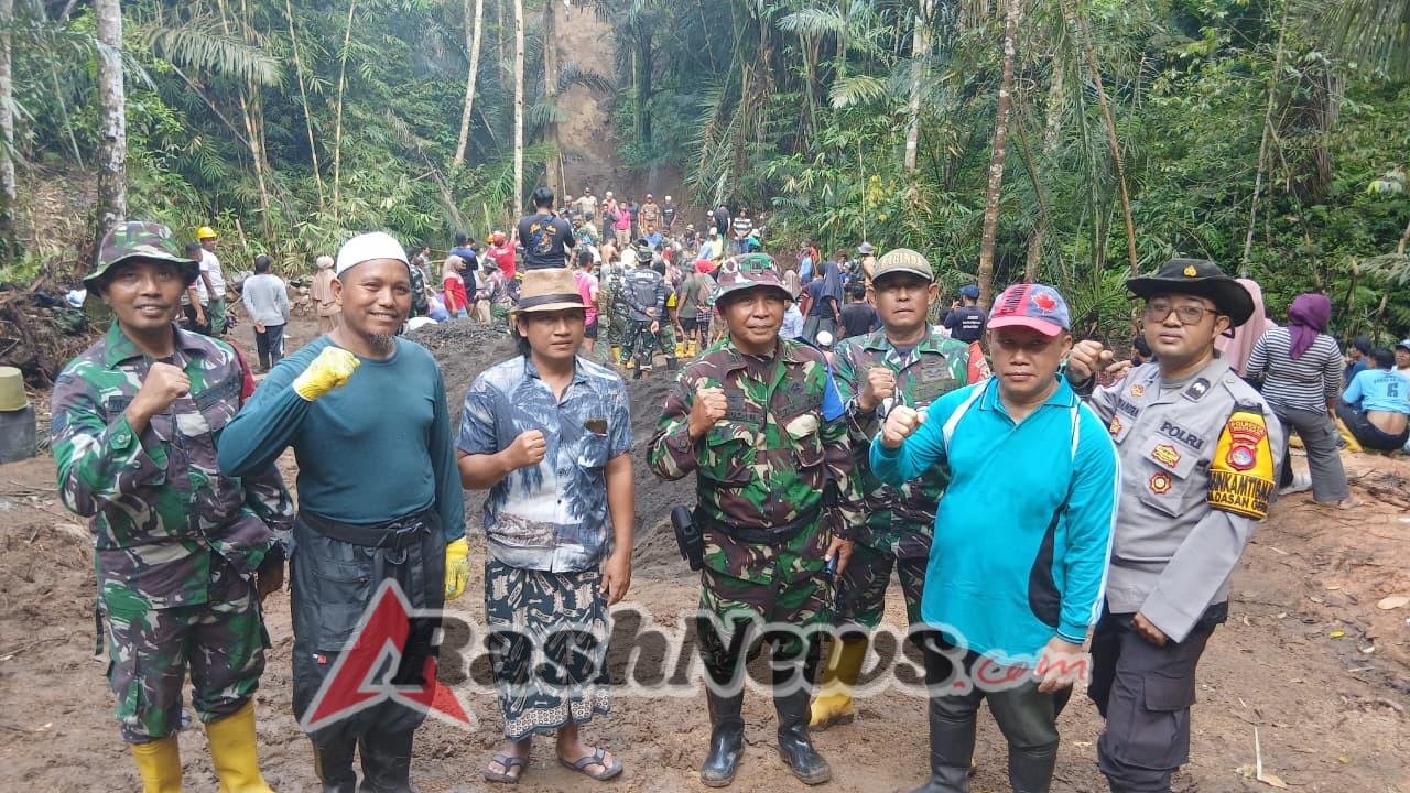 Kades, TNI-Polri bersama Masyarakat Giri Madia dan Dasan Geria Bahu-Membahu Bangun Jembatan