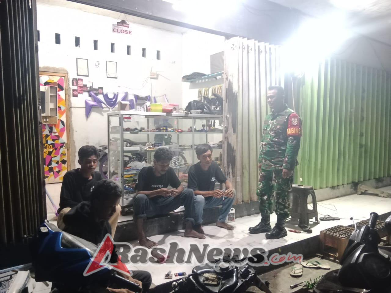 Ronda Malam Bergantian, Warga Rasabou Bersinergi dengan Babinsa untuk Keamanan
