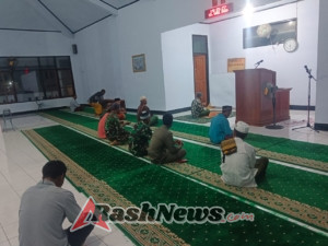 Babinsa Koramil Donggo Bersama Tokoh Masyarakat Pantau Situasi dan Shalat Berjamaah