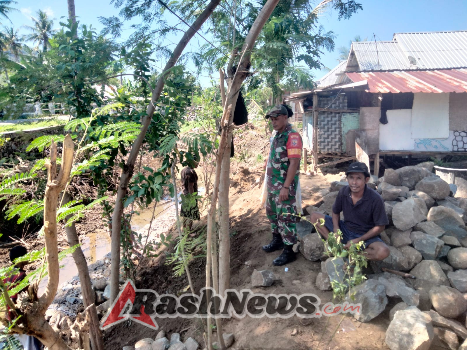 Babinsa Desa Tebo Terus Dekat dengan Rakyat Melalui Komsos dan Monitoring